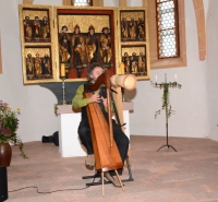 Seltene Tne vor dem Altar