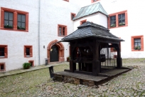 Hof Schloss Rochsburg mit Brunnen