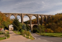 Straße unter dem Eisenbahnviadukt