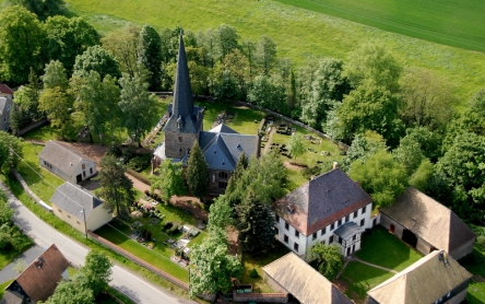 Luftbild Straßenseite Kirche Schwarzbach