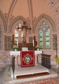 Altar mit Kruzifix Kirche Schwarzbach