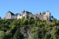 Vor uns die Burg Milden stein