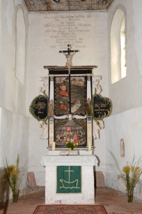 Der Altar der Wehrkirche Höf gen